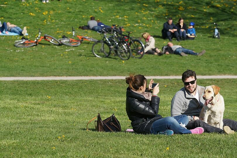 Ostern 2014 in München: AZ-Fotograf Daniel von Loeper hat am Wochenende die Biergärten, die Isar, den Tierpark und den Englischen Garten besucht und tolle Fotos gemacht. So schön war das Osterwochenende...