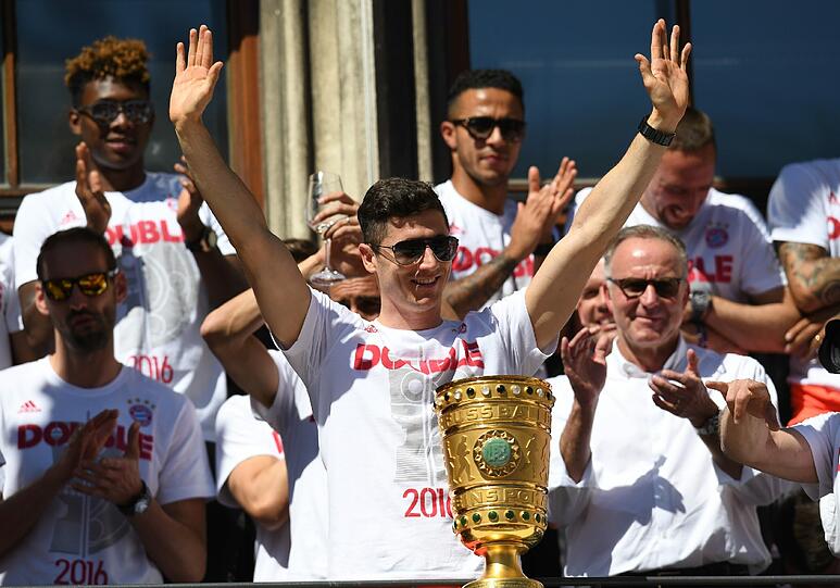 Pokal-Sause, Pep-Abschied und Double-Feier: Der FC Bayern lässt's auf dem Rathausbalkon krachen. Die Bilder.