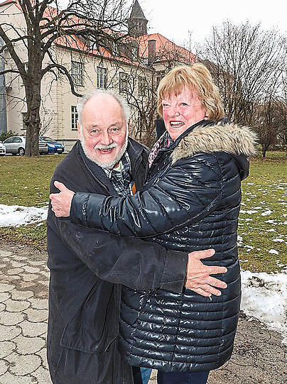 ...und organisiert Franz Koppenstätters Besuch im Kinderheim.