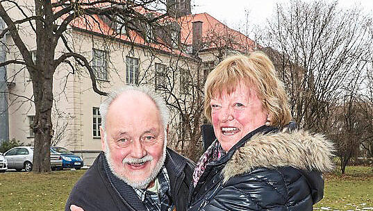 ...und organisiert Franz Koppenstätters Besuch im Kinderheim. ...und organisiert Franz Koppenstätters Besuch im Kinderheim.