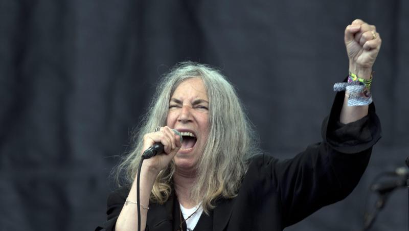 Patti Smith schaut sich die Kommentare auf ihrer Instagram-Seite ganz genau an. Patti Smith schaut sich die Kommentare auf ihrer Instagram-Seite ganz genau an.