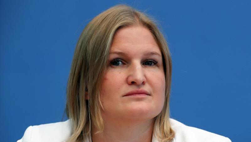 Katrin Ebner-Steiner, stellvertretende Landesvorsitzende der AfD in Bayern, bei der Bundespressekonferenz in Berlin. Foto: Jens Büttner/Archiv Katrin Ebner-Steiner, stellvertretende Landesvorsitzende der AfD in Bayern, bei der Bundespressekonferenz in Berlin. Foto: Jens Büttner/Archiv