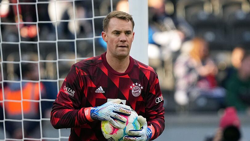 Bayerns Torhüter Manuel Neuer vor einem Spiel in Aktion.