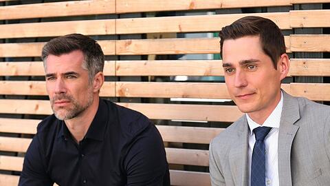 "Unter uns": Ringo (r.) ist ausgebremst, als Dominic ihn über Evas Verschwinden aufklärt.