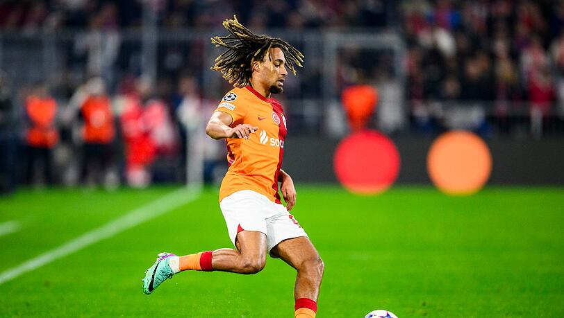 Der Franzose Sacha Boey hat beim FC Bayern bis zum Sommer 2028 unterschrieben.