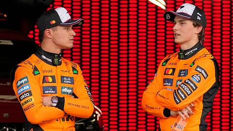 Lando Norris (l) und Oscar Piastri können Max Verstappen nicht kontern.