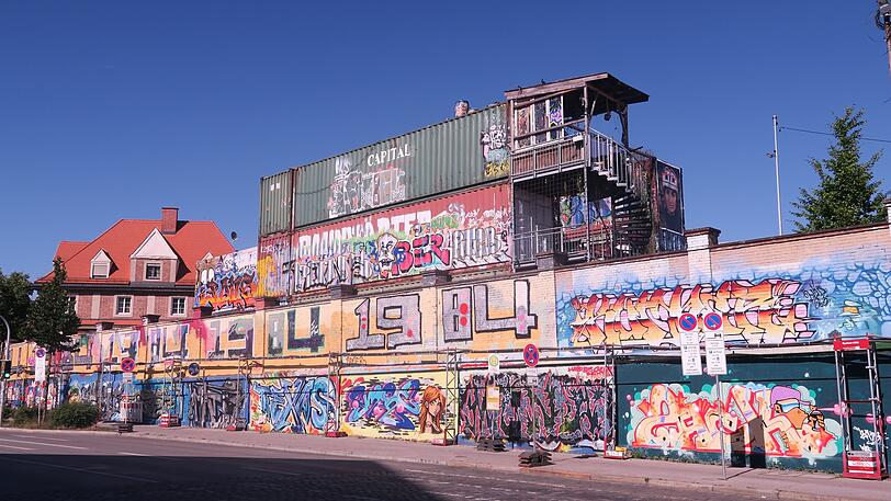 Die leuchtenden Backsteinwände des alten Viehhofs an der Tumblingerstraße. Hier ist die "Hall of Fame", reserviert für Graffiti-Könner.