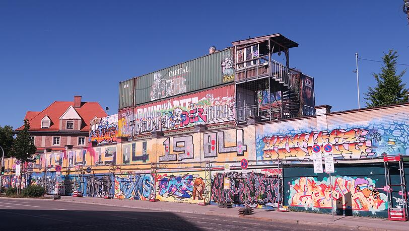 Die leuchtenden Backsteinwände des alten Viehhofs an der Tumblingerstraße. Hier ist die "Hall of Fame", reserviert für Graffiti-Könner. Die leuchtenden Backsteinwände des alten Viehhofs an der Tumblingerstraße. Hier ist die "Hall of Fame", reserviert für Graffiti-Könner.
