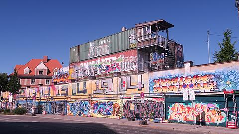 Die leuchtenden Backsteinwände des alten Viehhofs an der Tumblingerstraße. Hier ist die "Hall of Fame", reserviert für Graffiti-Könner.