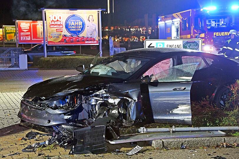 Ende einer Tesla-Testfahrt: Der Unfallverursacher überstand den Crash unbeschadet, sein Beifahrer wurde leicht verletzt. Die Polizei schätzt den Gesamtschaden auf etwa 100.000 Euro. Ende einer Tesla-Testfahrt: Der Unfallverursacher überstand den Crash unbeschadet, sein Beifahrer wurde leicht verletzt. Die Polizei schätzt den Gesamtschaden auf etwa 100.000 Euro.