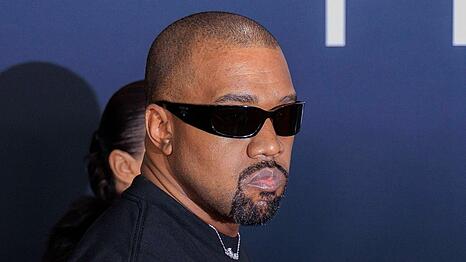 Kanye West sieht sich mit einer Klage konfrontiert.