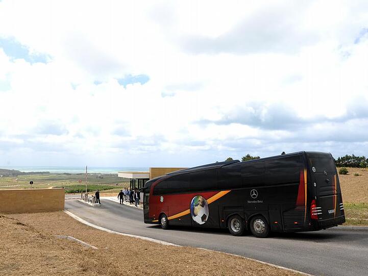 Der DFB-Mannschaftsbus fährt in Sciacca auf das Hotelgelände