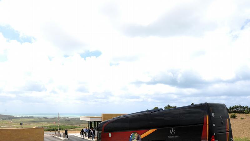 Der DFB-Mannschaftsbus fährt in Sciacca auf das Hotelgelände Der DFB-Mannschaftsbus fährt in Sciacca auf das Hotelgelände