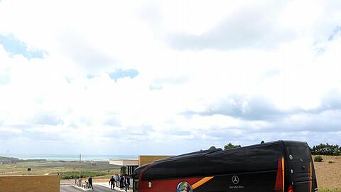 Der DFB-Mannschaftsbus fährt in Sciacca auf das Hotelgelände