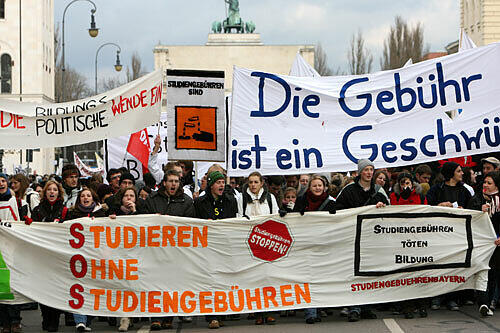Zahlen fürs Studium: Dagegen demonstrieren am 13. Mai 2009 rund 5000 Münchner Studenten.
