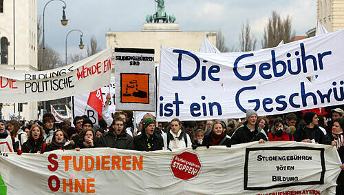 Zahlen fürs Studium: Dagegen demonstrieren am 13. Mai 2009 rund 5000 Münchner Studenten. Zahlen fürs Studium: Dagegen demonstrieren am 13. Mai 2009 rund 5000 Münchner Studenten.
