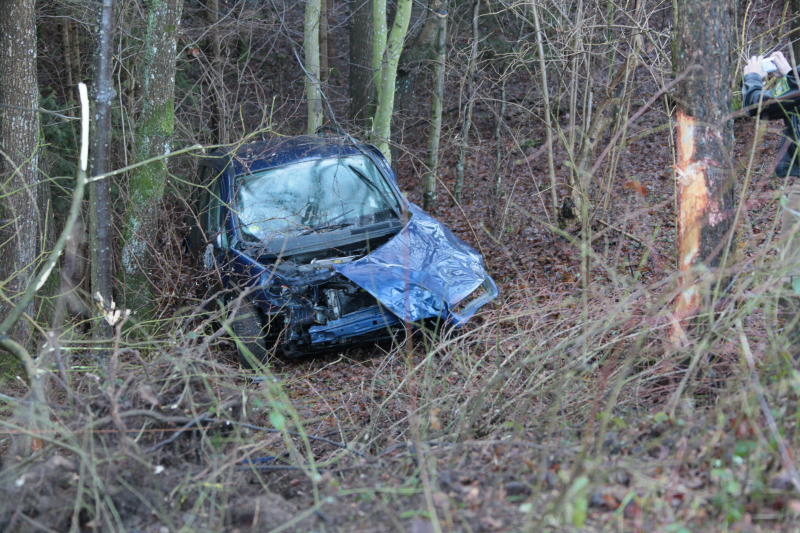 Unglaublich: Aus diesem Wrack entkam der Fahrer mit nur leichten Verletzungen. Wegen Glatteis war er eine Böschung hinab geschossen. Die Bilder von der Unfallstelle!