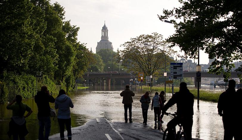 Das Terrassenufer in Dresden wird vom vorrückenden Hochwasser überflutet