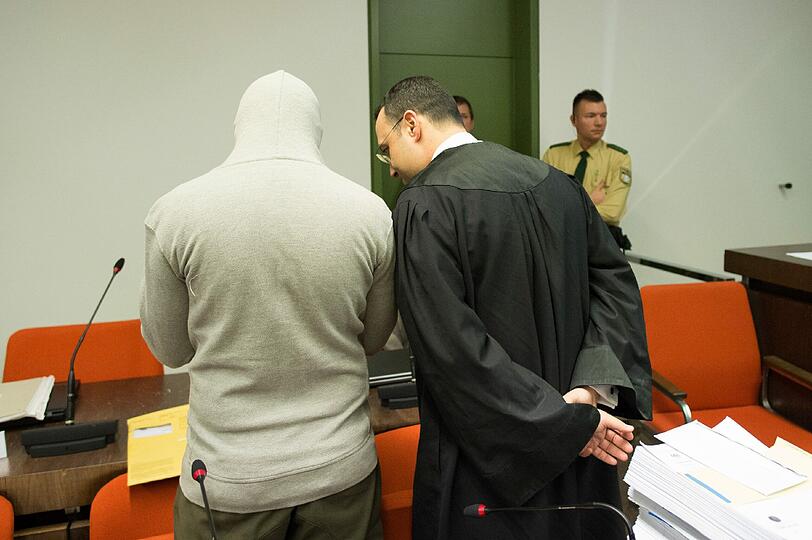 Der Angeklagte Harun P. (l.) und sein Verteidiger. An Richter Manfred Dauster (nächstes Foto) gibt es unterdessen viele unbequeme Fragen.