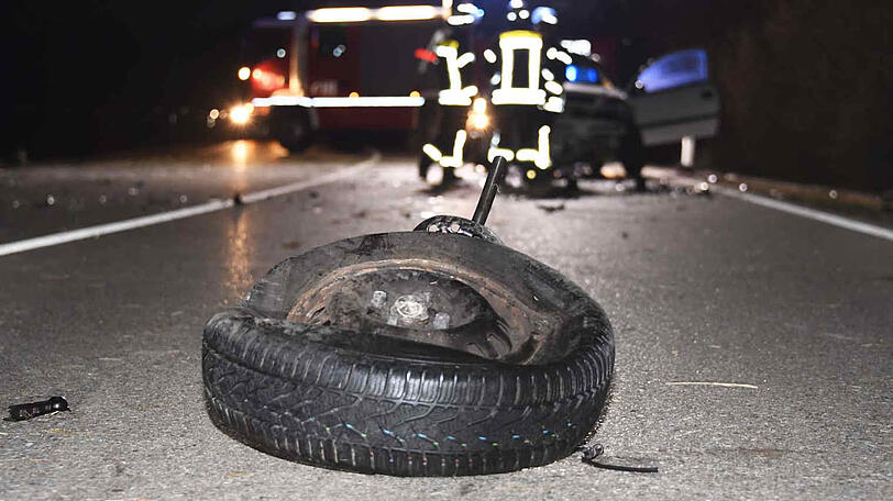 Schwerer Verkehrsunfall auf der FTO: Ein Opel Astra kommt von Straße ab und rast in den Gegenverkehr.