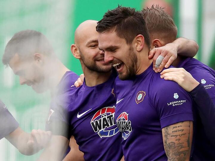 Aues Spieler bejubeln den Treffer zum 2:0 beim Auswärtssieg in Fürth.