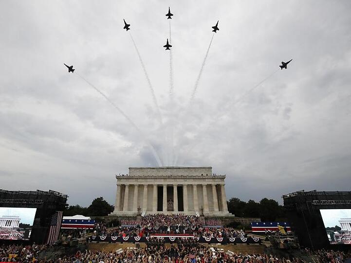 Die Kunstflugstaffel "Blue Angels" der United States Navy fliegt über das Lincoln Memorial.