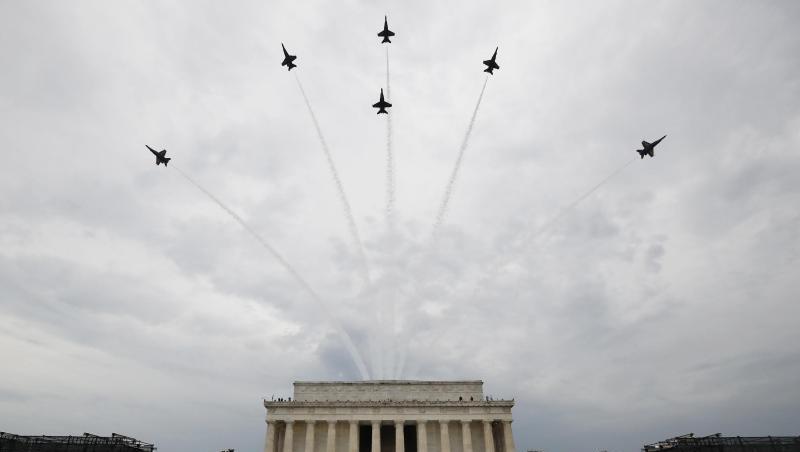 Die Kunstflugstaffel "Blue Angels" der United States Navy fliegt über das Lincoln Memorial. Die Kunstflugstaffel "Blue Angels" der United States Navy fliegt über das Lincoln Memorial.