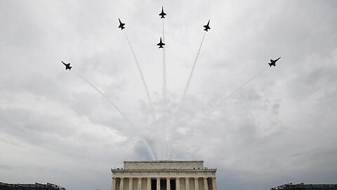 Die Kunstflugstaffel "Blue Angels" der United States Navy fliegt über das Lincoln Memorial.