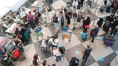 Am Münchner Flughafen bilden sich gestern Mittag einige Menschenschlangen vor den Check-in-Schaltern. Fotos: Daniel von Loeper