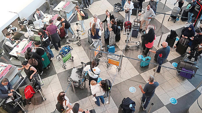 Am Münchner Flughafen bilden sich gestern Mittag einige Menschenschlangen vor den Check-in-Schaltern. Fotos: Daniel von Loeper