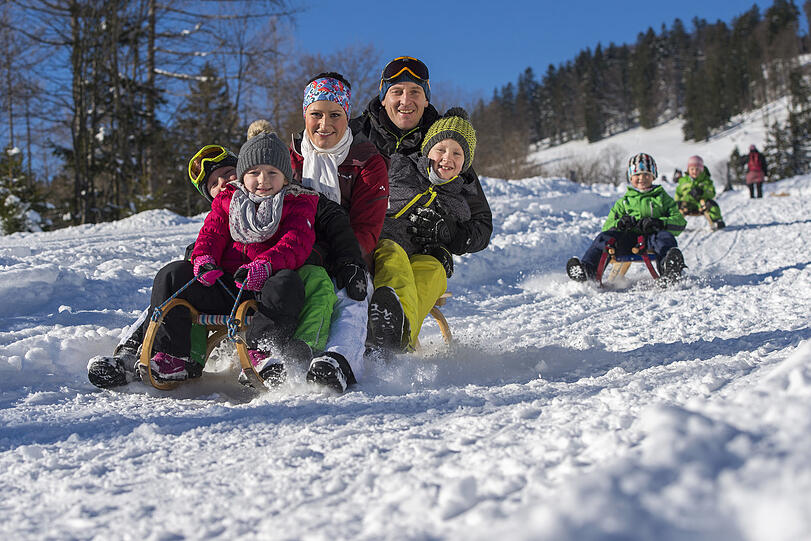 Drei Kilometer Rodelspaß: Die Talfahrt von der Hochplatte im Chiemgau eignet sich für Kinder und Erwachsene.