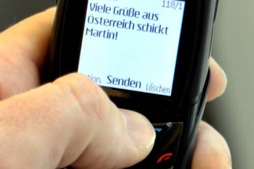 Wer eine SMS von Österreich nach Deutschland schickt, muss kräftig zahlen.