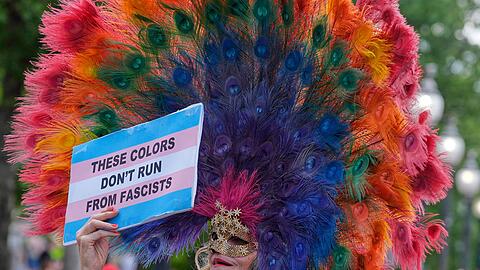 Auf dem Plakat eines Pride-Teilnehmers steht: "Diese Farben verstecken sich nicht vor Faschisten".