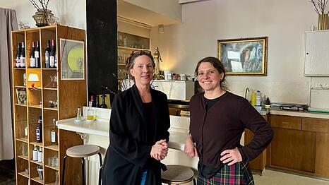 Julia Schneider (r.) und Petra Mirwald verlassen ihr Lokal Goldmarie nach 17 Jahren. Nur wenige Minuten entfernt beginnt f&uuml;r sie aber ein neues Kapitel.