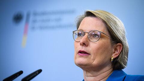 Justizministerin Stefanie Hubig will den Kampf gegen digitale Gewalt erleichtern.