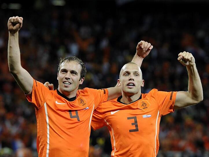 Würde gern im Bayern-Trikot auflaufen: John Heitinga (r.)