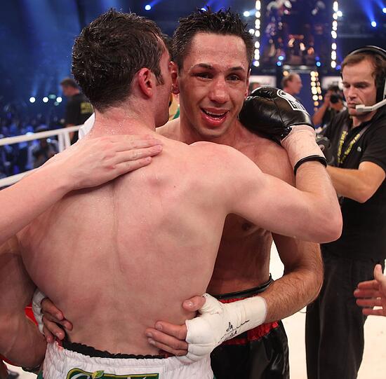 Boxweltmeister Felix Sturm (l) verteidigte erfolgreich seinen Titel gegen den irischen Herausforderer Matthew Macklin. Die Bilder vom Kampf.