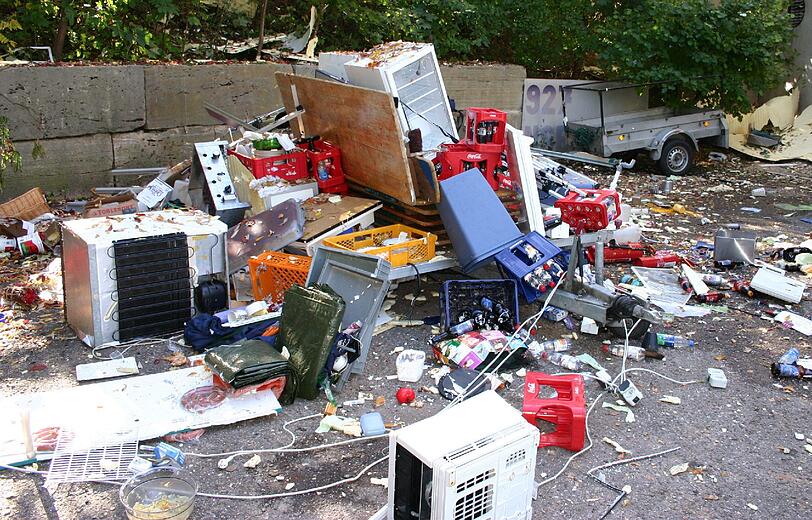 Das Foto der Polizei vom Freitag (30.09.2011) zeigt die Überreste eines in Regensburg (Oberpfalz) explodierten Imbisswagens. Vermutlich durch einen Schaden an der Gasleitung ist der Imbisswagen in die Luft geflogen.