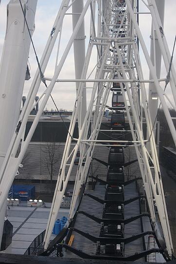Gigantisch: Dieses Gefährt lässt das Wiesn-Riesenrad winzig aussehen.
