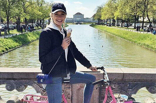 Lena Gercke bei einer Fahrradtour am Nymphenburger Schlosskanal