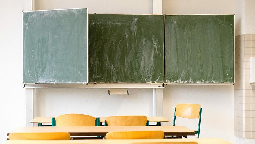 In erster Linie sind Lehrer mit befristeten Verträgen betroffen. Foto: Peter Endig/Archiv In erster Linie sind Lehrer mit befristeten Verträgen betroffen. Foto: Peter Endig/Archiv