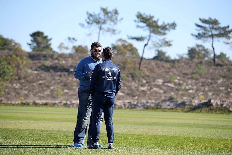Am Montagmittag kam Löwen-Investor Hasan Ismaik im Trainingslager des TSV 1860 an und sprach zuerst mit Fans und Trainer Vitor Pereira. Die Bilder vom Besuch.