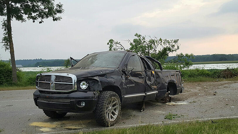 Der Dodge überschlug sich und entwurtzelte zwei Bäume. Die Bilder von der Unfallstelle.