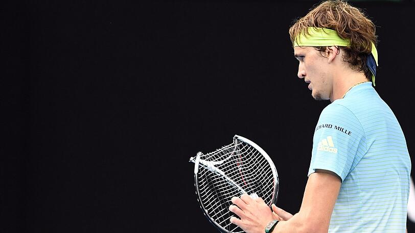 Der Deutsche Alexander Zverev hält seinen Tennisschläger, den er zuvor mit dem Fuß zerstört hat.