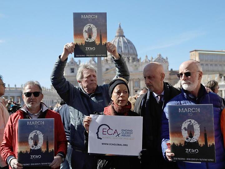 Opfer von sexuellem Missbrauch und Mitglieder des ECA (Ending Clergy Abuse) demonstrieren auf dem Petersplatz.
