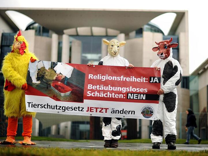 Verkleidete Aktivisten protestieren vor dem Kanzleramt gegen das betäubungslose Schächten (Archivbild).