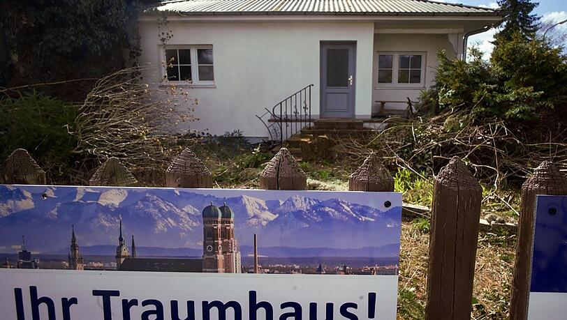 Aus der Traum: Leerstand auch an dieser Münchner Baustelle. Eigentlich sollte hier etwas Neues entstehen. Stattdessen verwuchert alles, weil's keiner kauft und Bauen zu teuer geworden ist.
