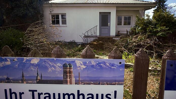 Aus der Traum: Leerstand auch an dieser Münchner Baustelle. Eigentlich sollte hier etwas Neues entstehen. Stattdessen verwuchert alles, weil's keiner kauft und Bauen zu teuer geworden ist.