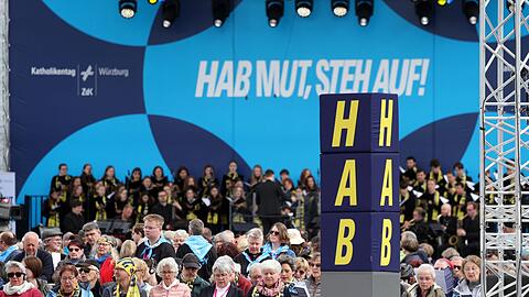 Das Motto des Katholikentags ist auf einer B&uuml;hne zu sehen.