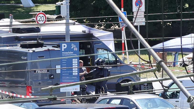 Die Polizei fand bei Durchsuchungen einen verdächtigen Gegenstand, der sich später aber als ungefährlich herausstellte. Die Polizei fand bei Durchsuchungen einen verdächtigen Gegenstand, der sich später aber als ungefährlich herausstellte.